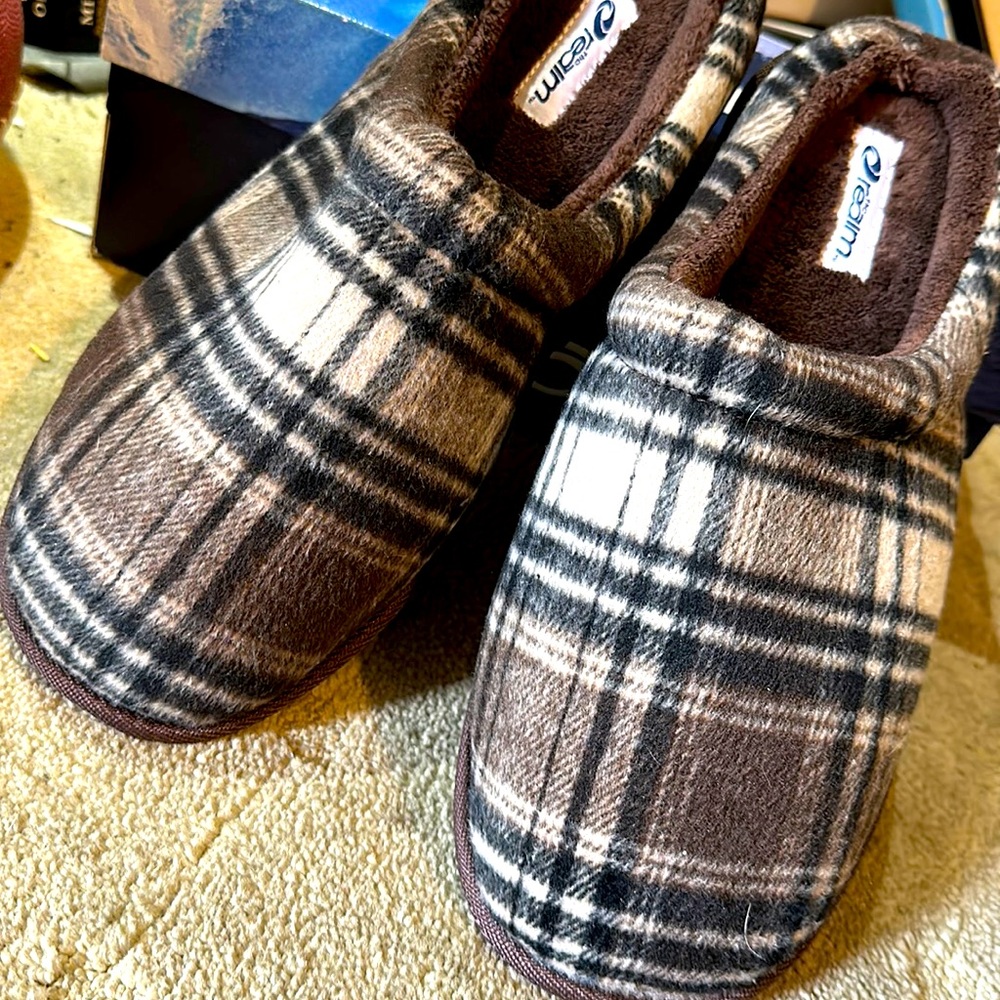 NIB The Realm Slippers